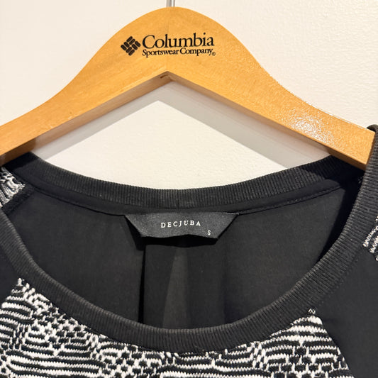 Decjuba Size S Patterned Long-Sleeve Top