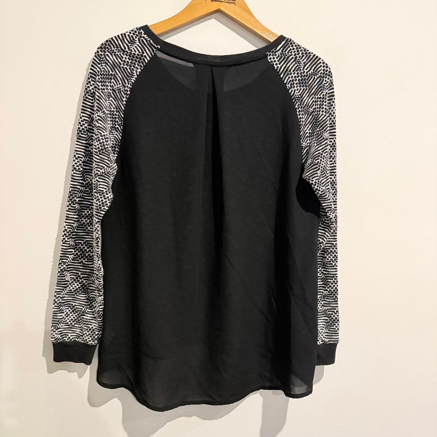 Decjuba Size S Patterned Long-Sleeve Top