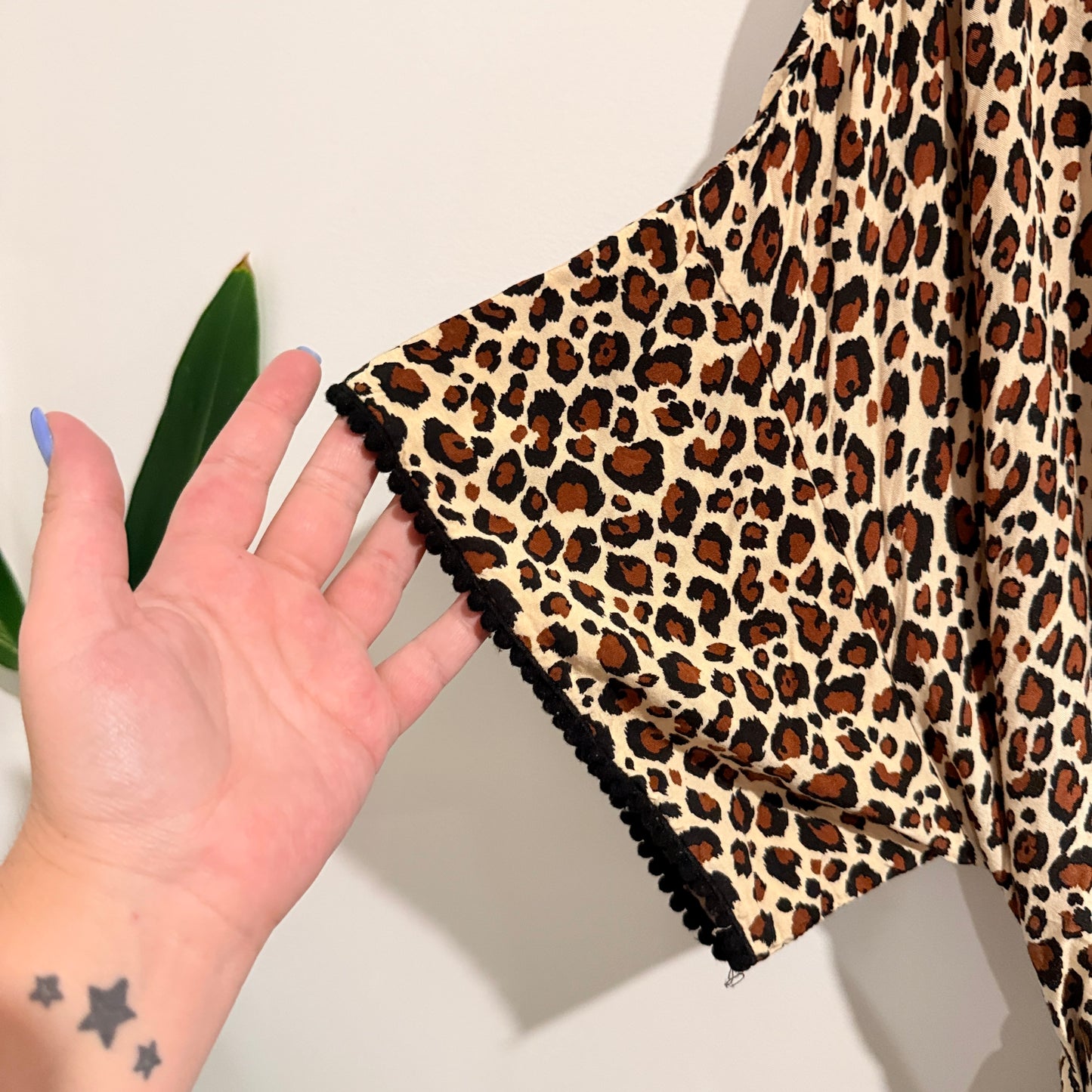 H & H Size S Leopard Print Short Robe