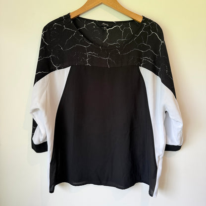 Max Size S Black & White Marble-Patterned Top