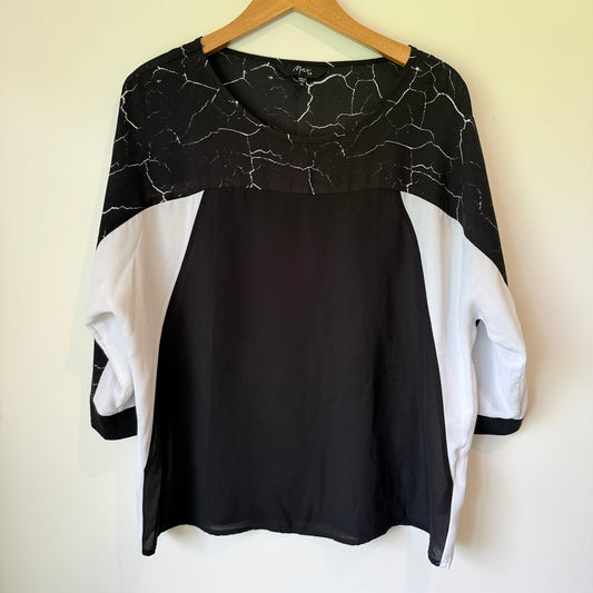 Max Size S Black & White Marble-Patterned Top