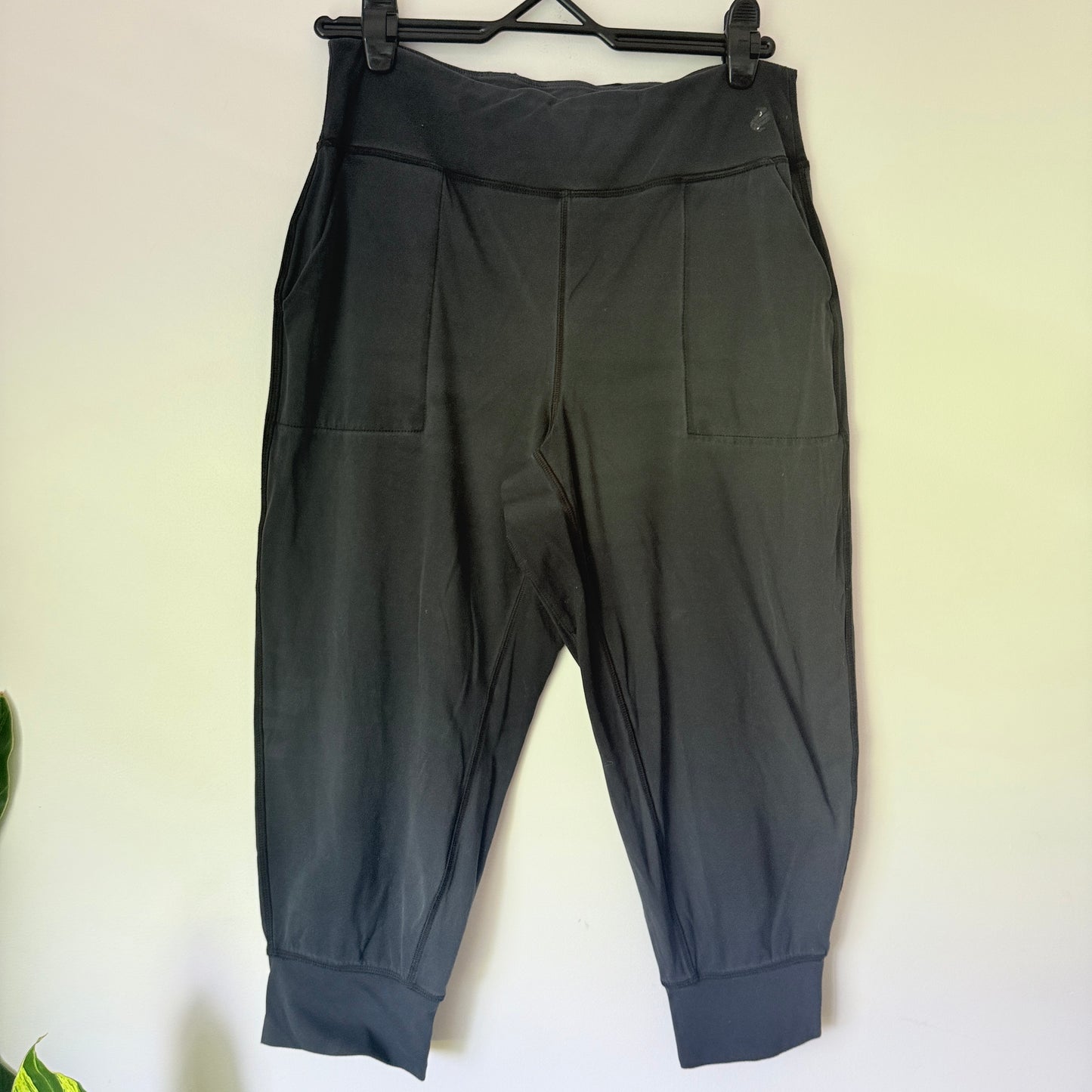 Superfit Activewear Size M Black Cropped Athletic Pants