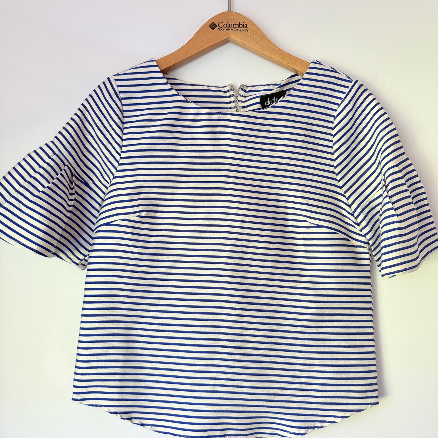 Dotti Size 6 Blue and White Striped Women's Top