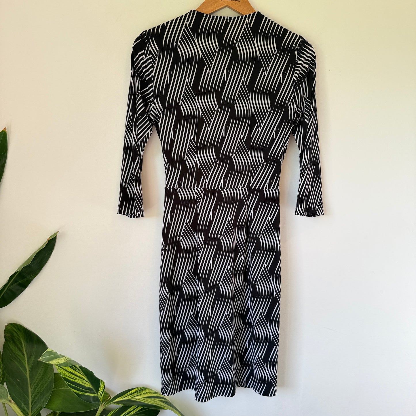 Jacqui E Size XS Black & White Imitation Wrap Dress