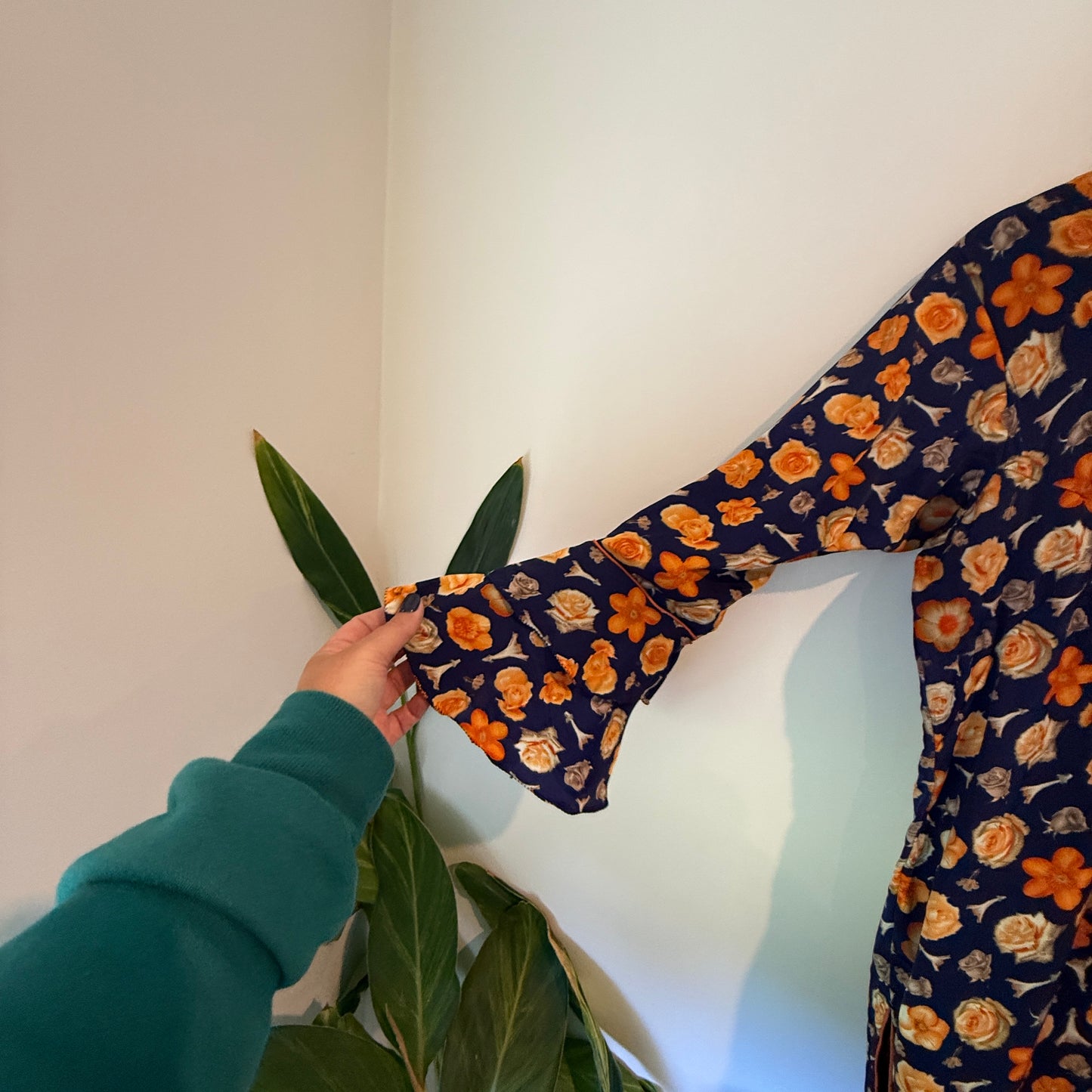 Brand Unknown Size U/Arm to U/Arm 47cm Neck Floral Long Sleeve Dress