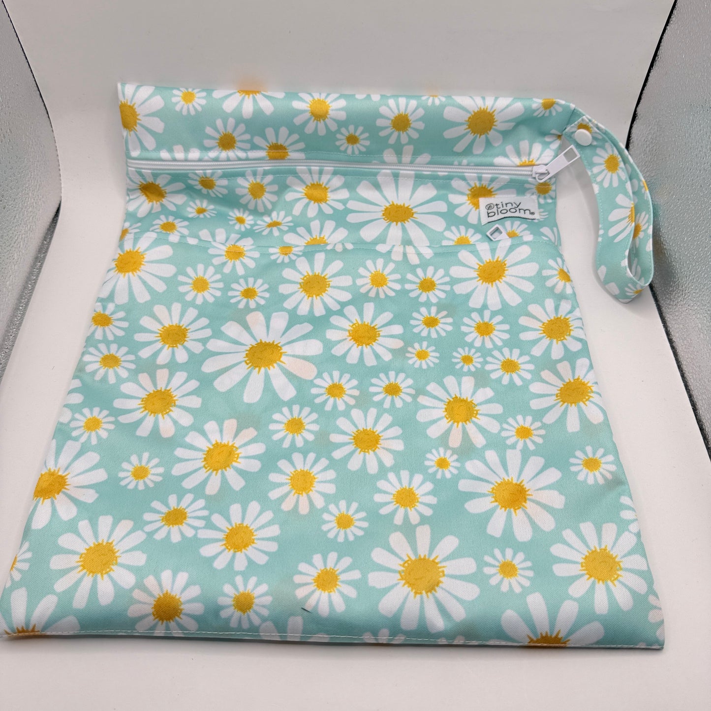 Tiny Bloom Wet Bag for Cloth Nappies – Daisy Print
