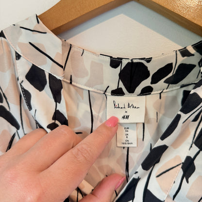 H & M Size 8 Tan, Black & White Long Sleeve V-Neck Blouse