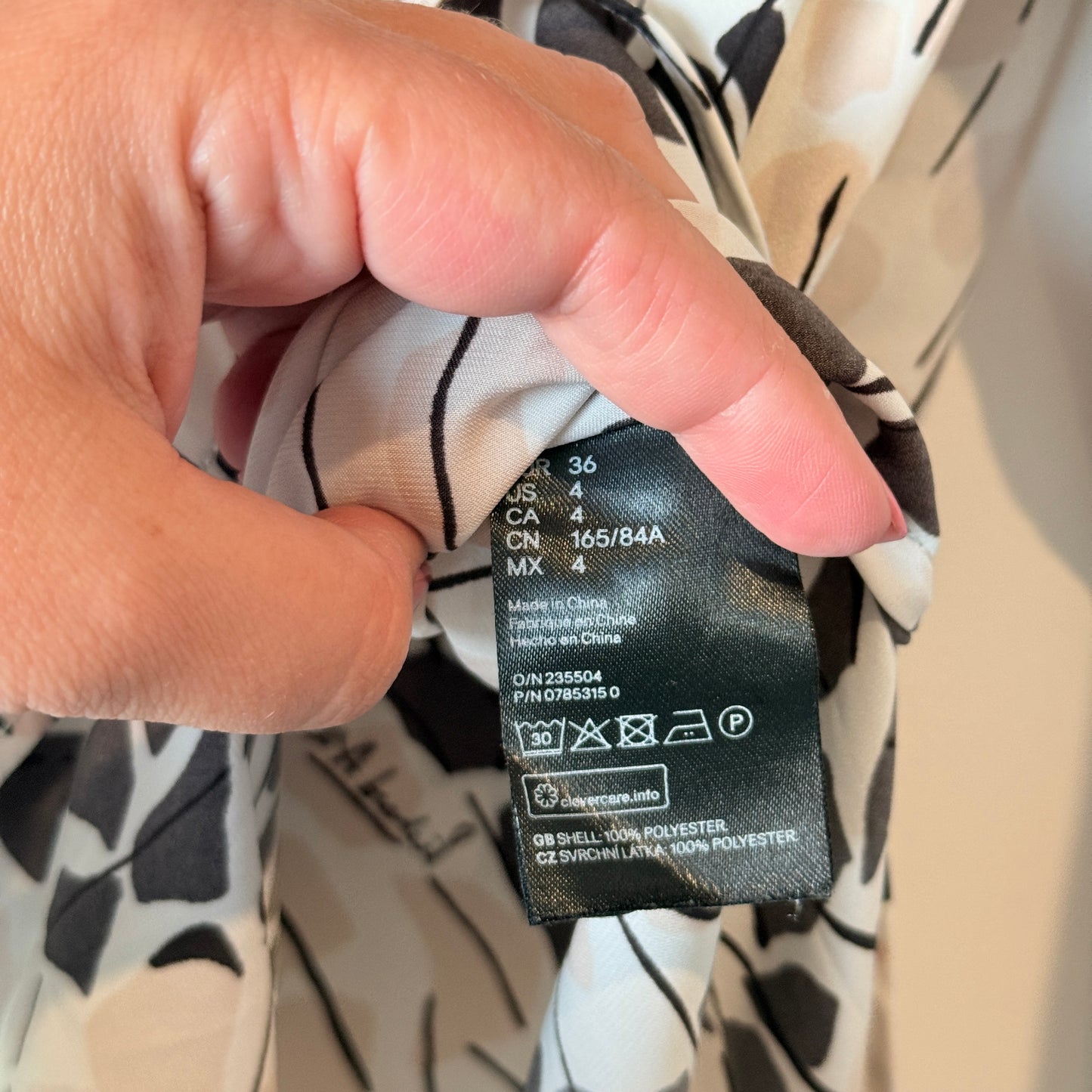 H & M Size 8 Tan, Black & White Long Sleeve V-Neck Blouse