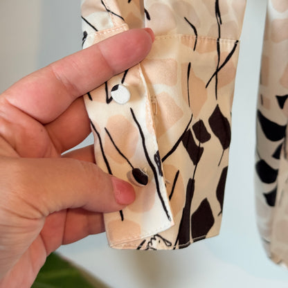 H & M Size 8 Tan, Black & White Long Sleeve V-Neck Blouse