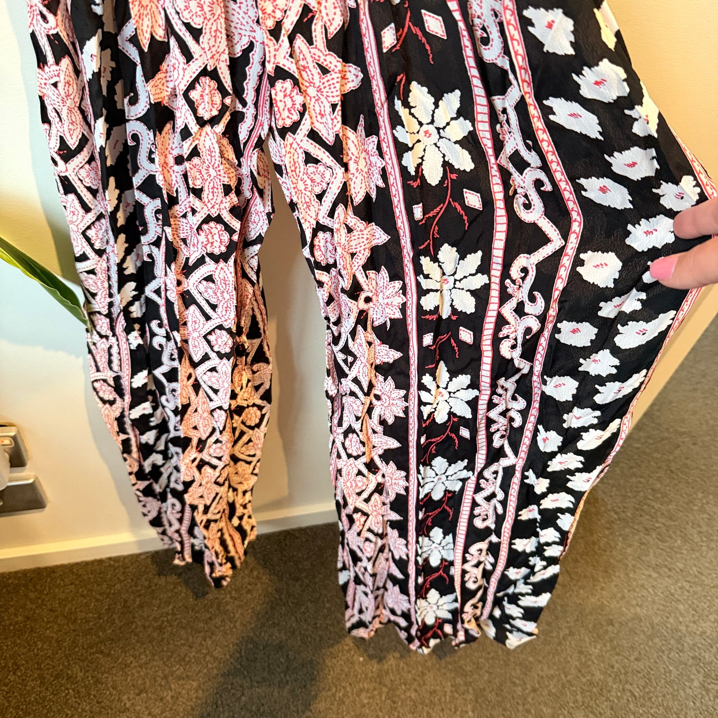 Flynn Skye Size 1 Pink & Black Floral Print Jumpsuit