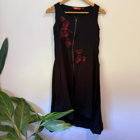 Fusion Size M | U/Arm to U/Arm 45cm Sleeveless Black Dress