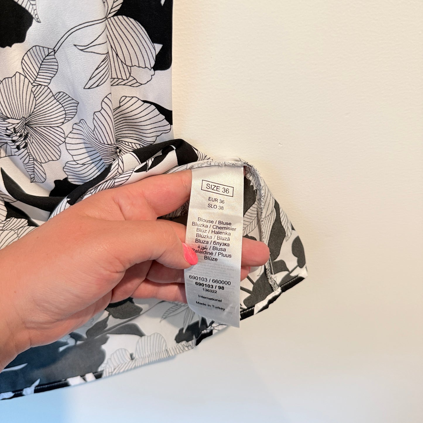 Orsay Size 36 Black & White Floral Print Sleeveless Blouse