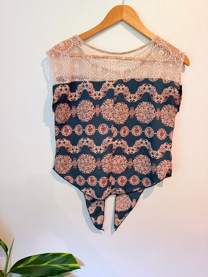 Brand Unknown U/Arm to U/Arm 47cm Patterned Lace Detail Top