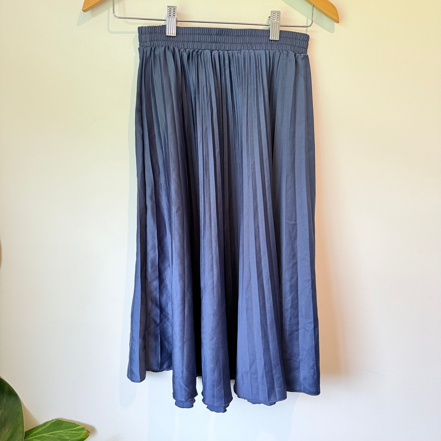 H&M Size 8 Navy Blue Pleated Midi Skirt