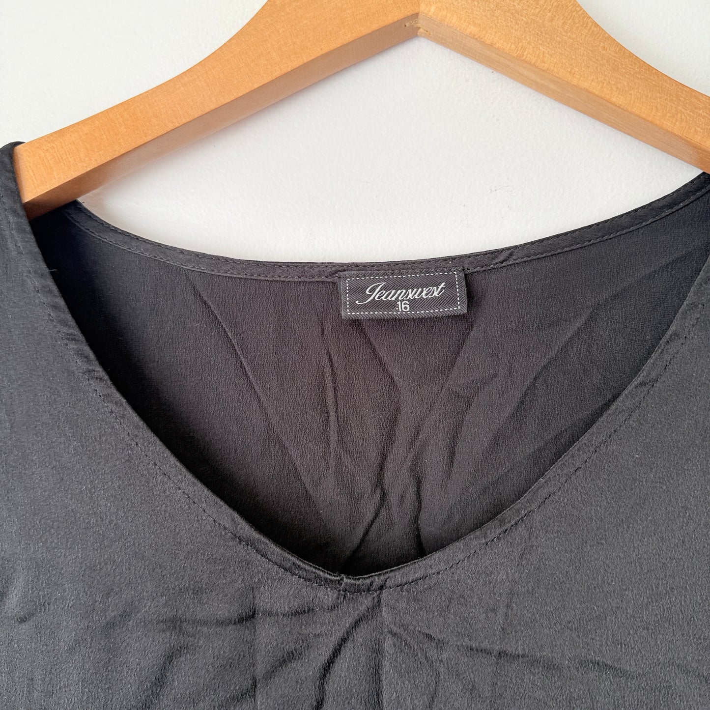 Jeanwest Size 16 Minimalist V-Neck Sleeveless Tunic