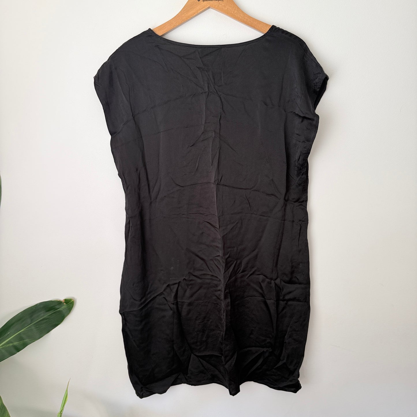 Jeanwest Size 16 Minimalist V-Neck Sleeveless Tunic