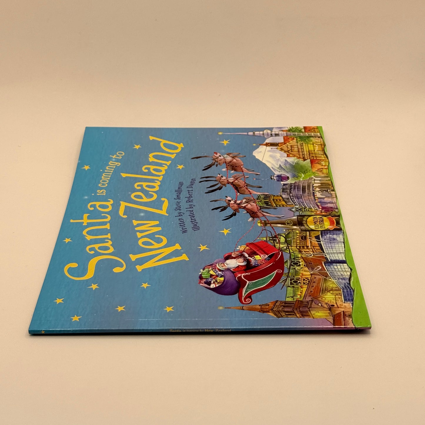 Santa Is Coming to New Zealand by Steve Smallman