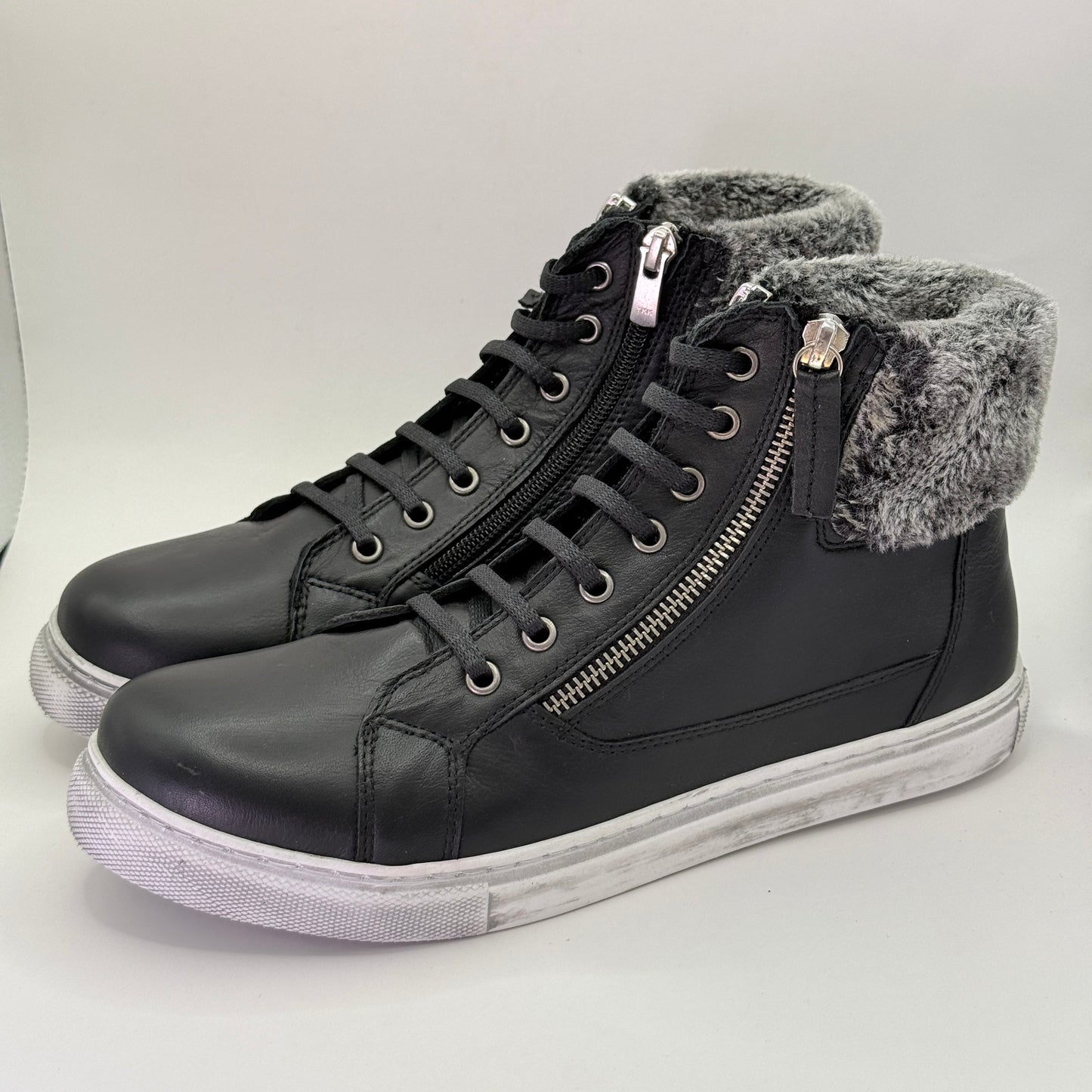 Rilassare Black High-Top Sneakers – Size 40