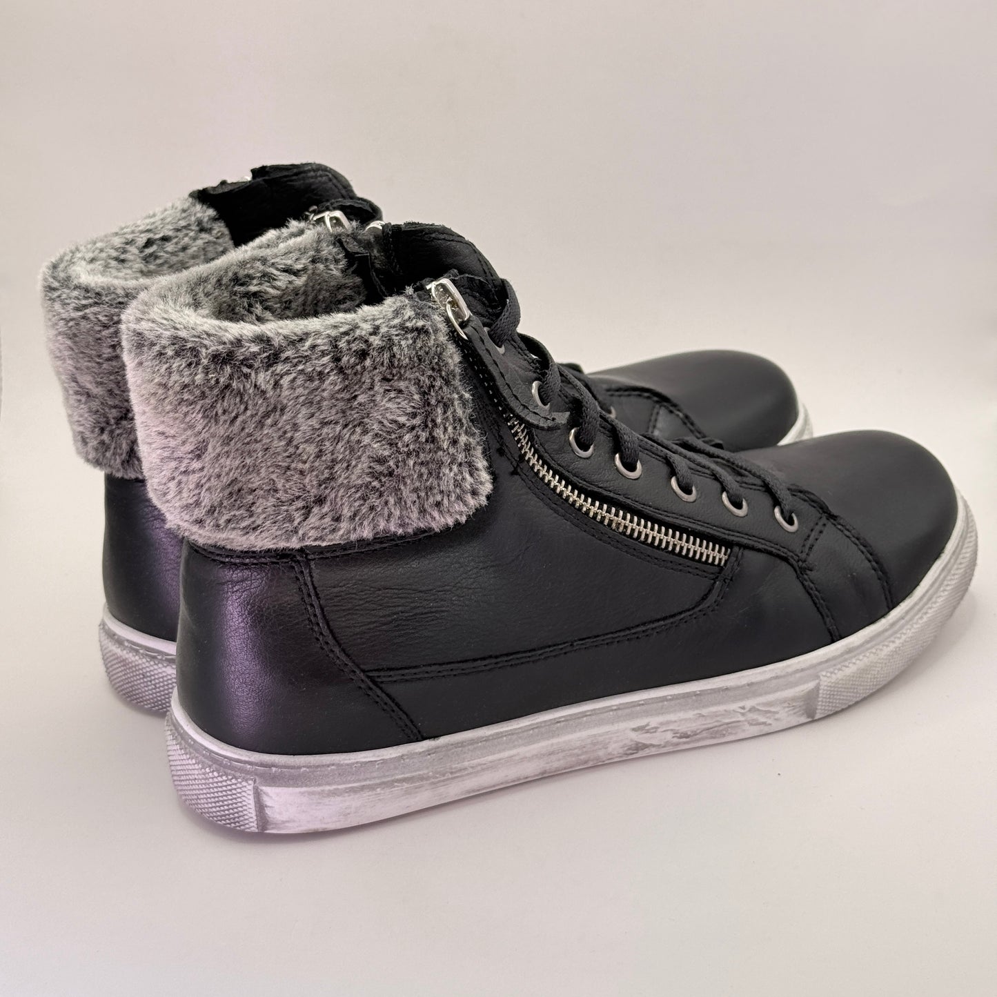 Rilassare Black High-Top Sneakers – Size 40