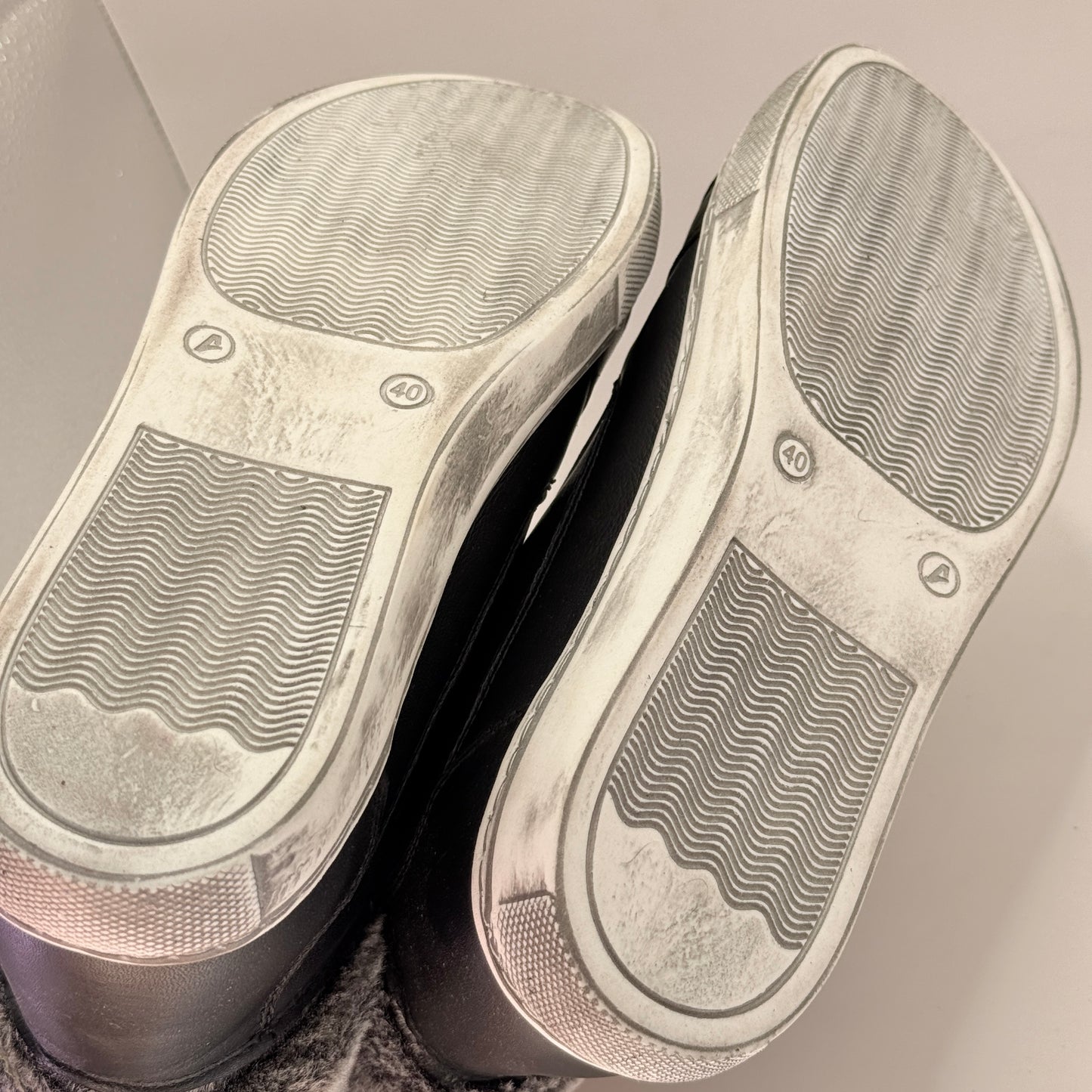 Rilassare Black High-Top Sneakers – Size 40