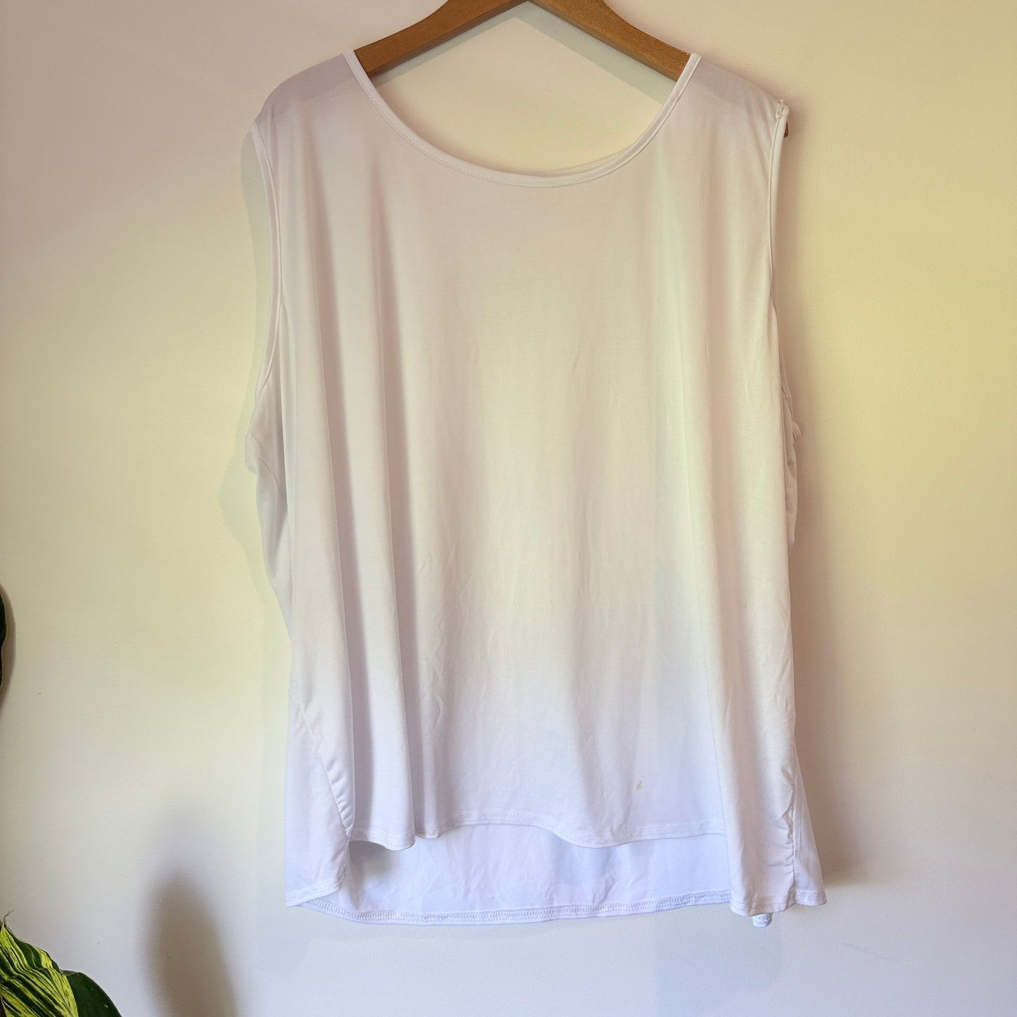 Brand Unknown Size 4XL White Tencel Jersey Knit Crew Sleeveless Top