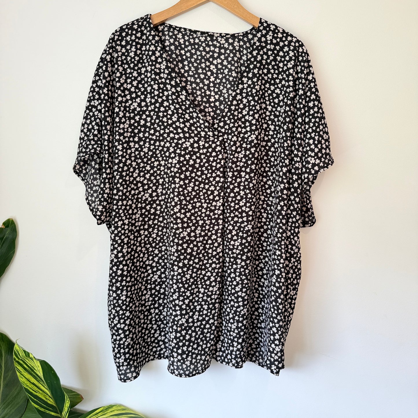 Brand Unknown Size U/Arm 79cm Black & White Floral Blouse