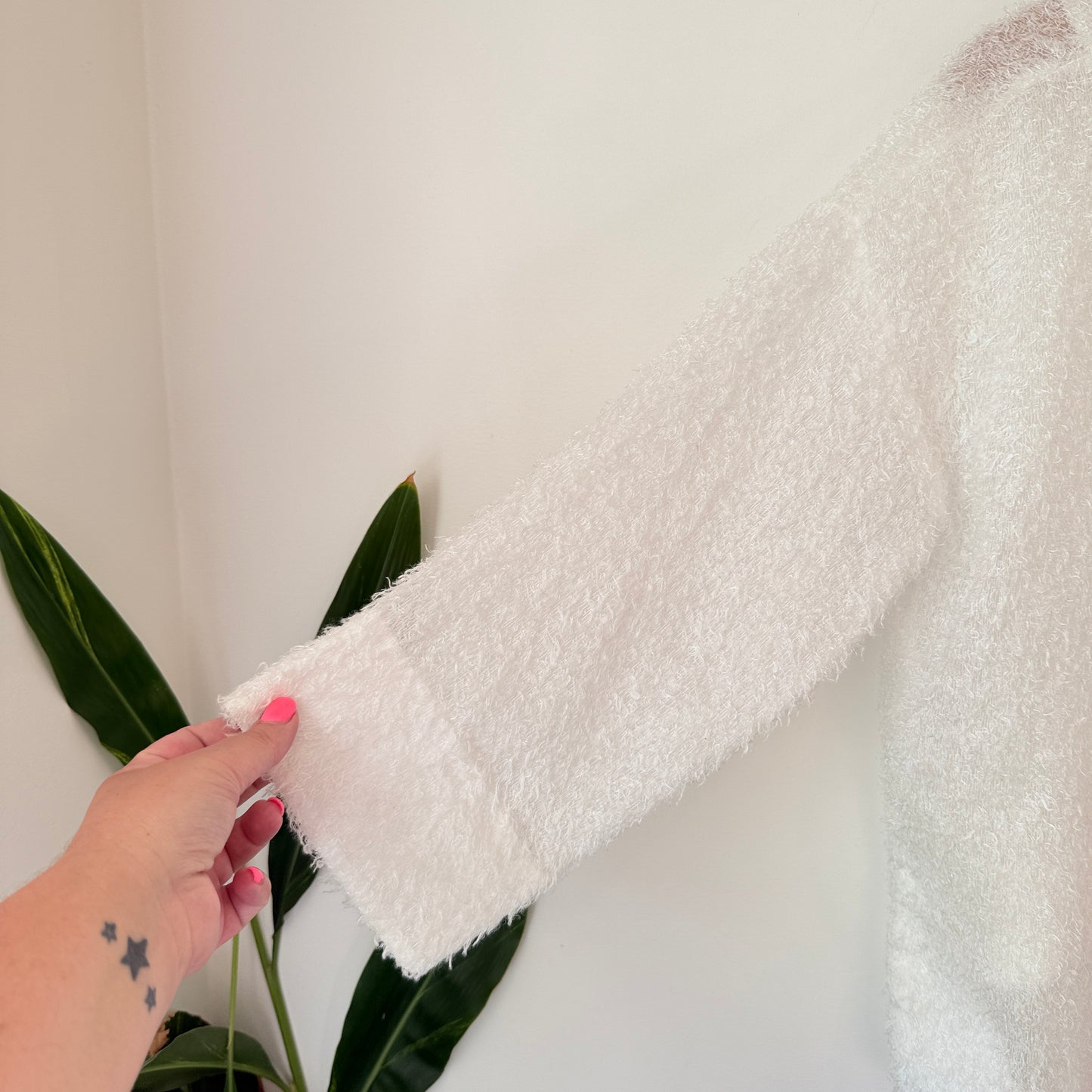 Olivia Size U/Arm 55cm White Fluffy V-Neck Knit Sweater