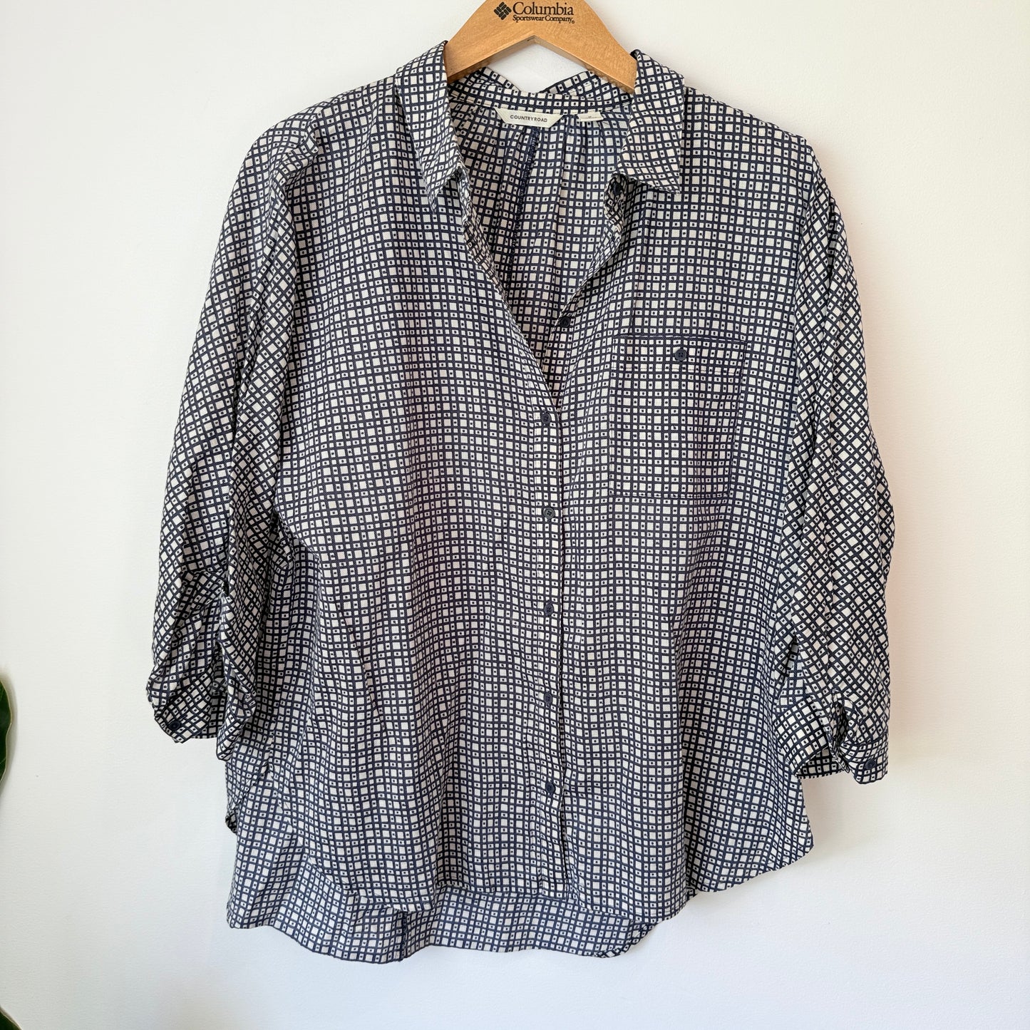 Country Road Size M Black & White Collared Button-Down Shirt