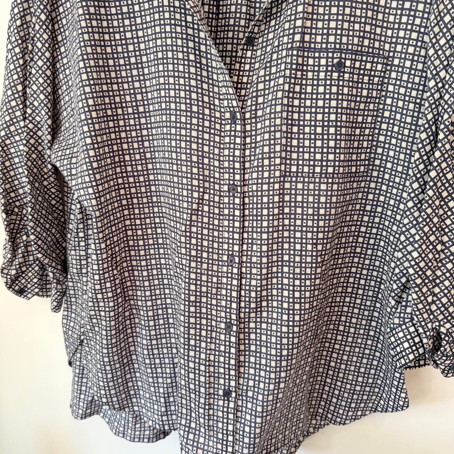 Country Road Size M Black & White Collared Button-Down Shirt