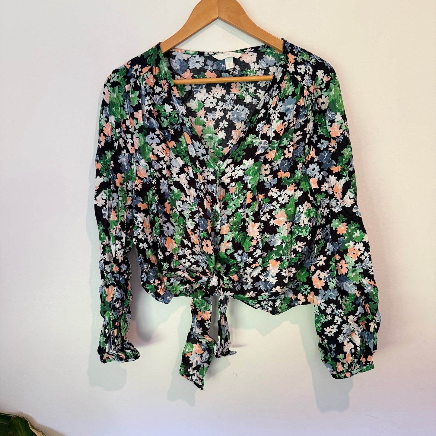 H & M Size XL Patterned Long-Sleeved Viscose Tie Front Top