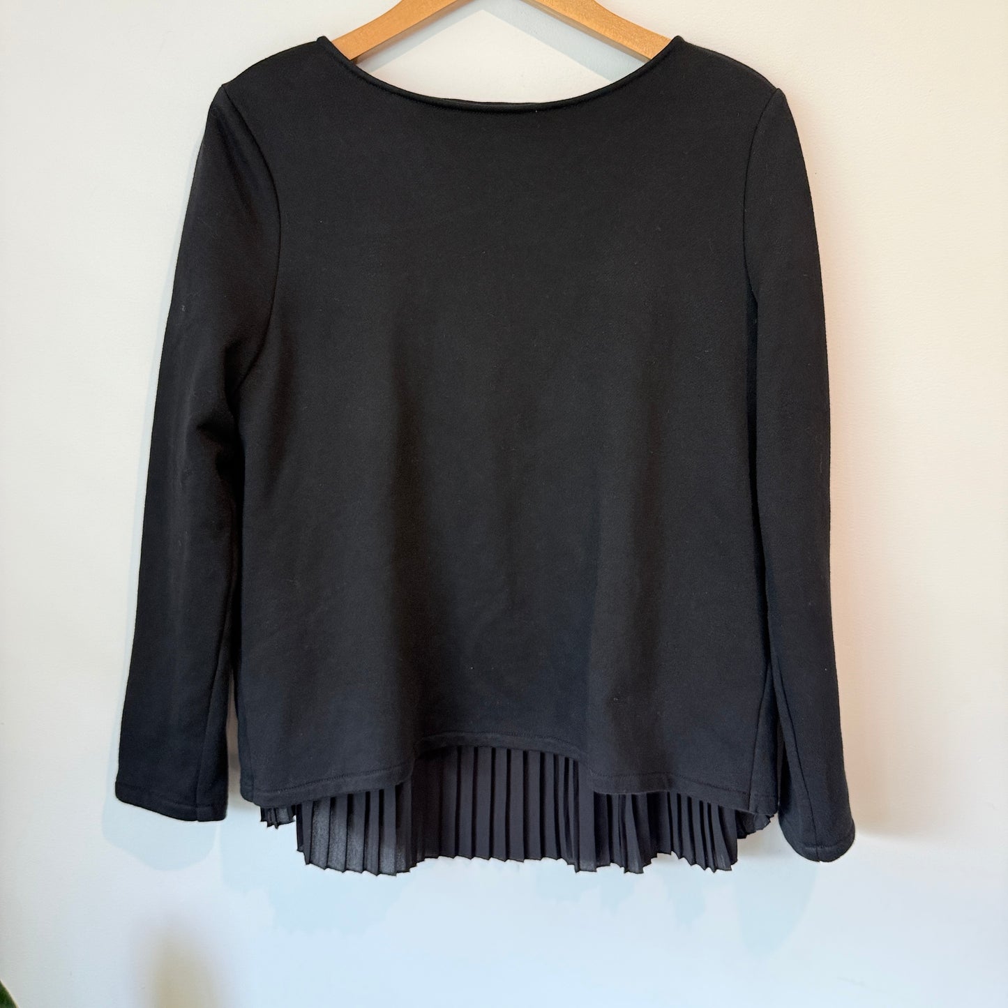 LeShop Size M Black Pleated Back Top