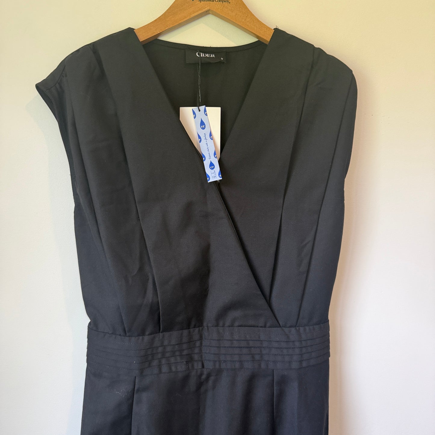 Cider Black V-Neck Pleated Waist Midi Dress with Pockets - Size M