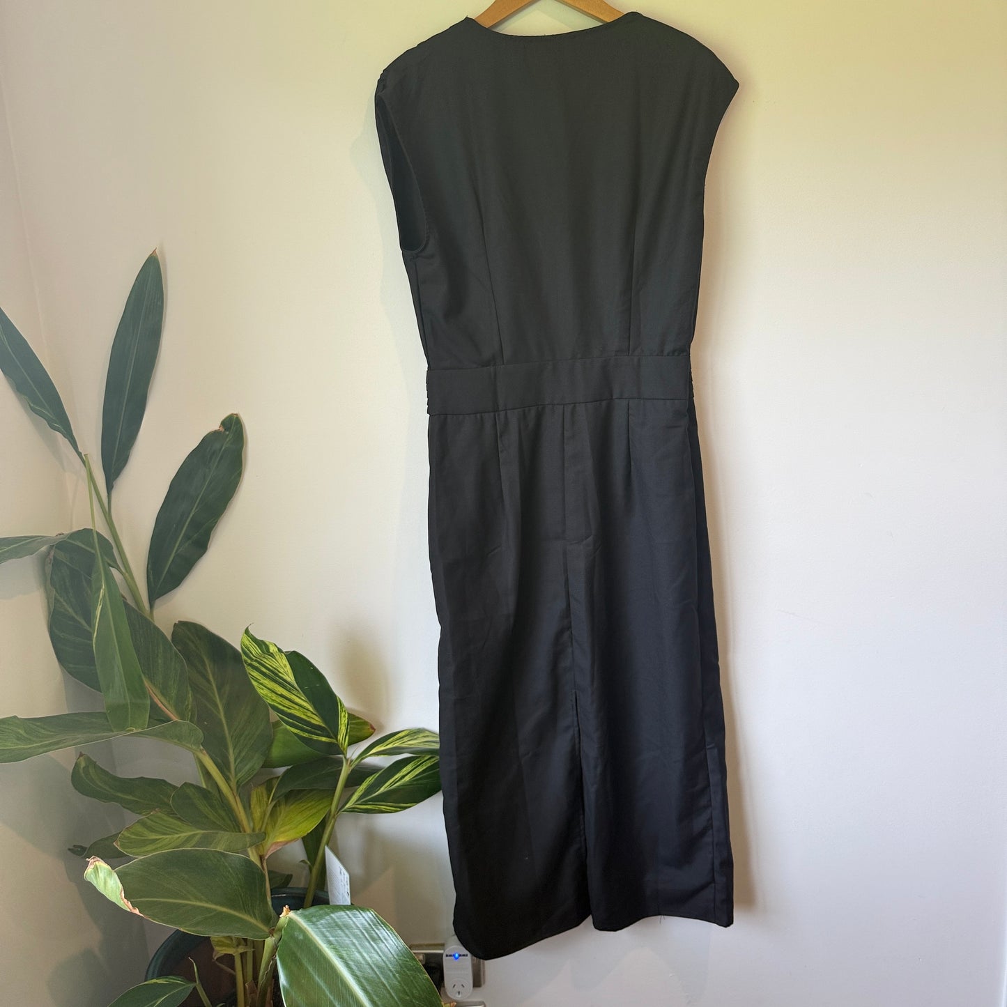Cider Black V-Neck Pleated Waist Midi Dress with Pockets - Size M