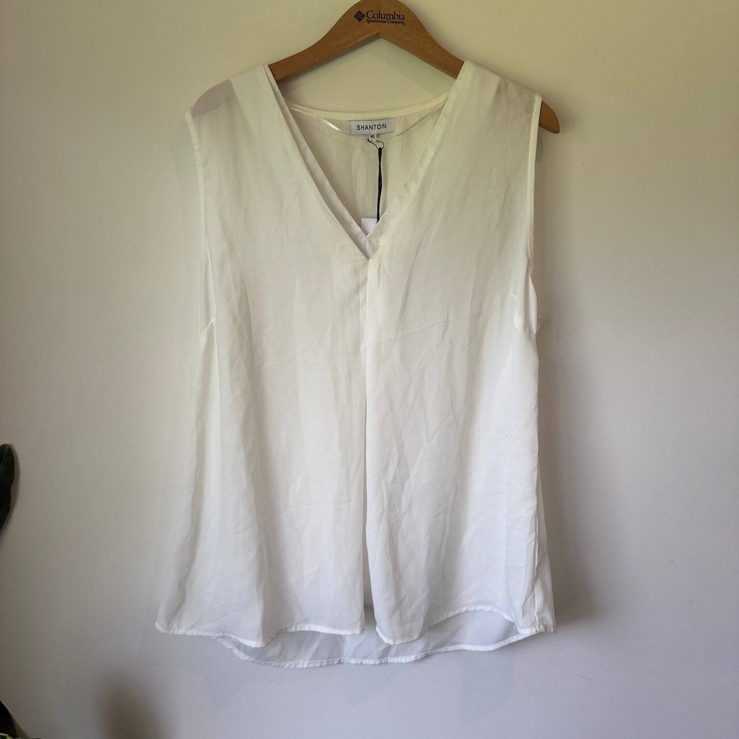 Shanton White 'Cloud' V-Neck Sleeveless Top with Zip Detail - Size 16