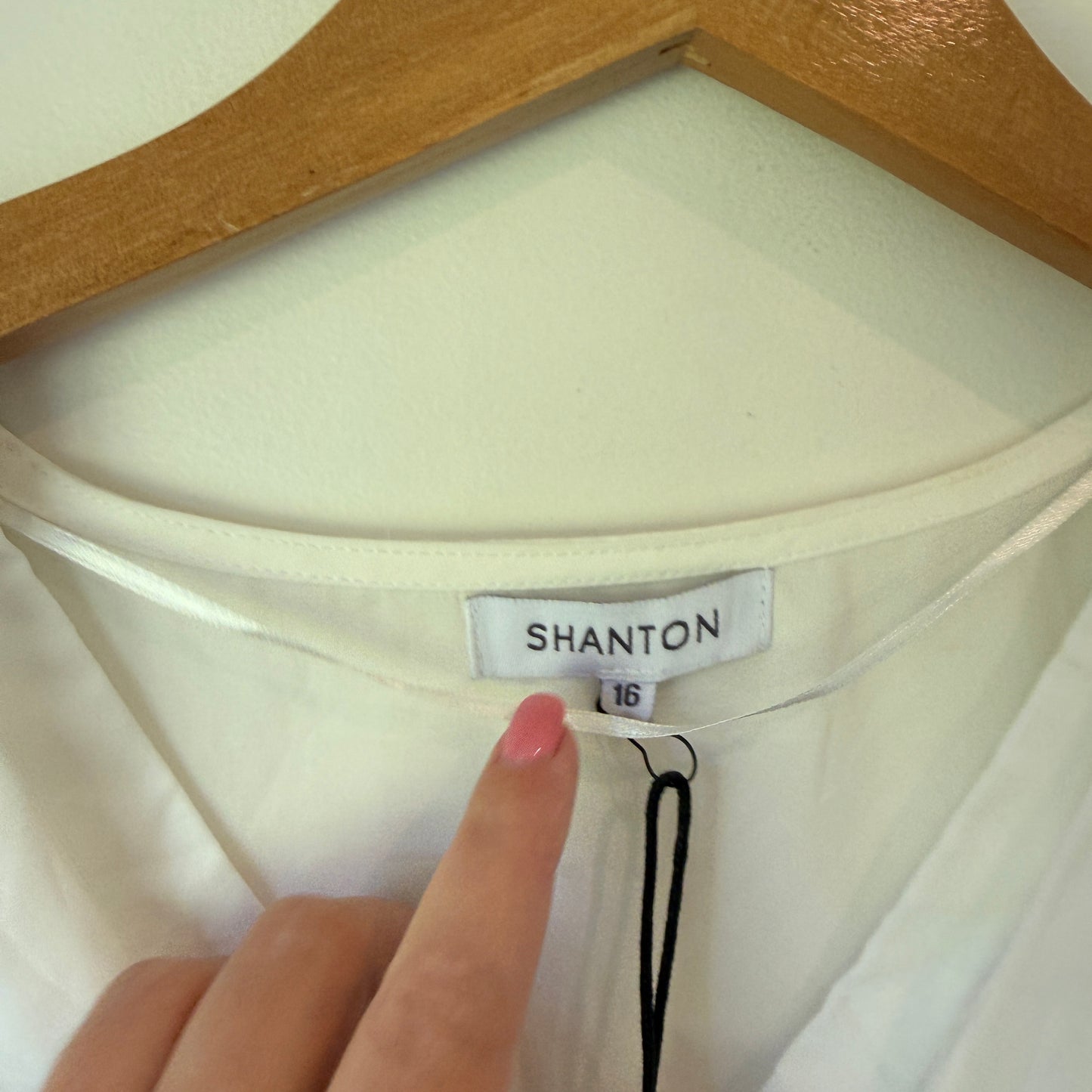 Shanton White 'Cloud' V-Neck Sleeveless Top with Zip Detail - Size 16