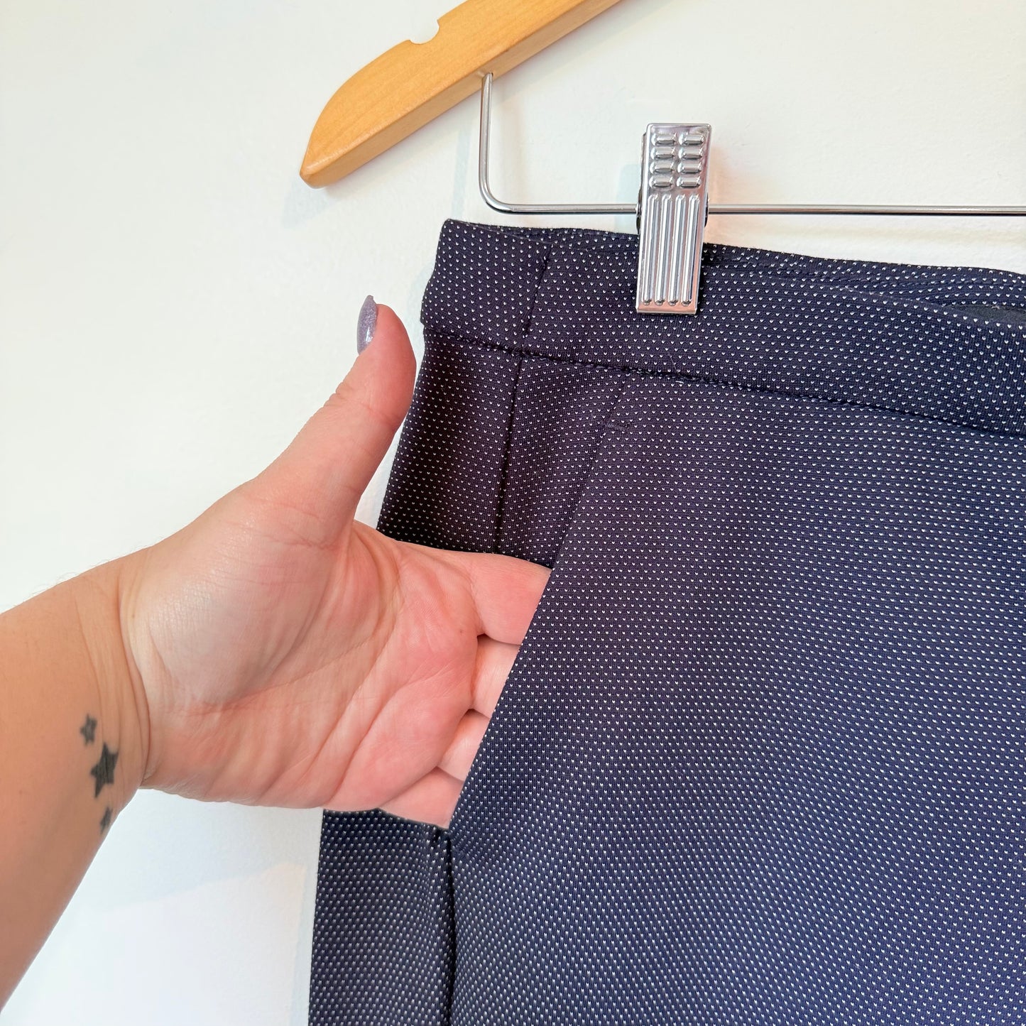 Liverpool Size 0/25 Dark Blue Skinny Leg Pants