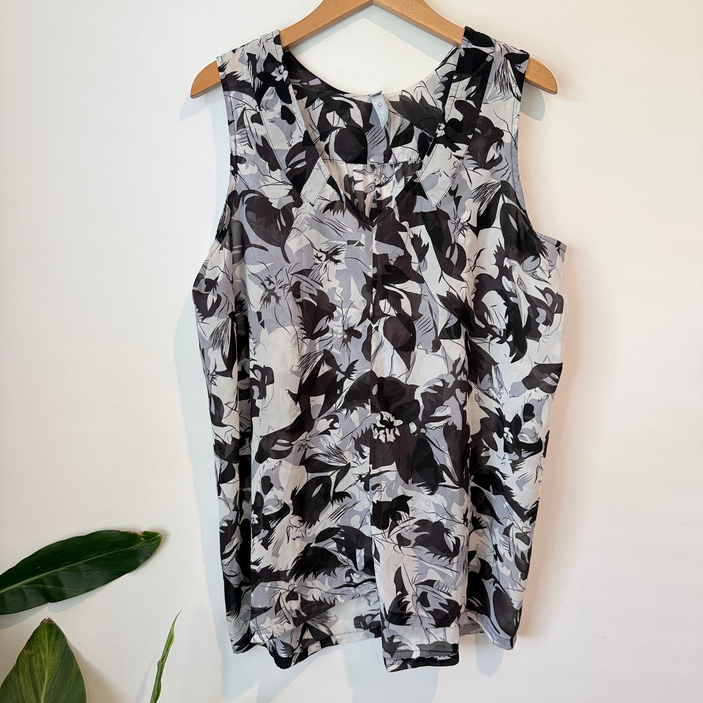 Amie Size 16 Sleeveless Floral Print Blouse