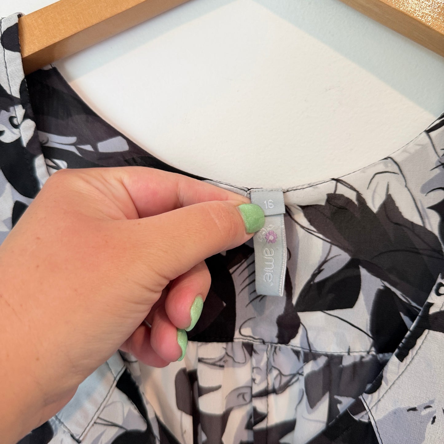 Amie Size 16 Sleeveless Floral Print Blouse