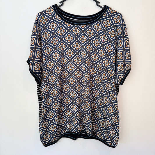 Memo Size XL Short-Sleeved Loose-Fitting Printed Top