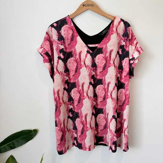 Sara Size 16 Abstract Pattern V-Neck Top