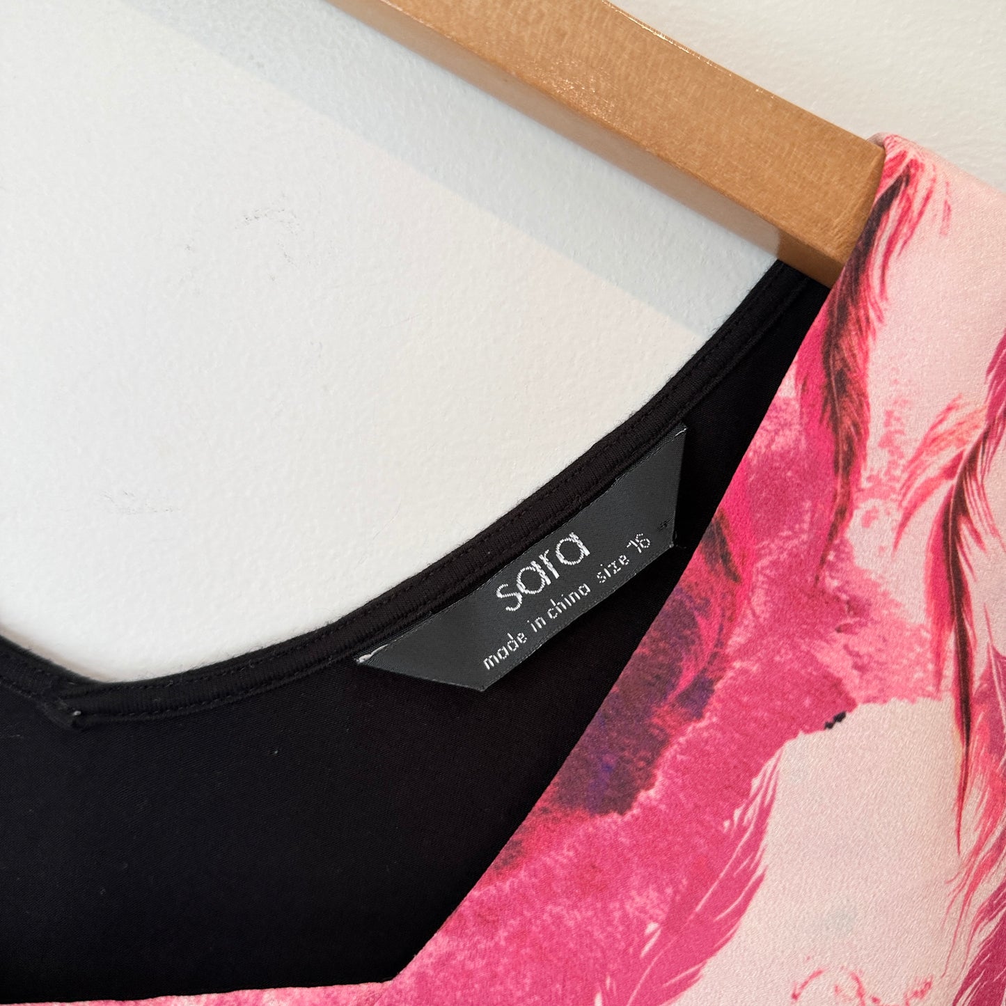 Sara Size 16 Abstract Pattern V-Neck Top