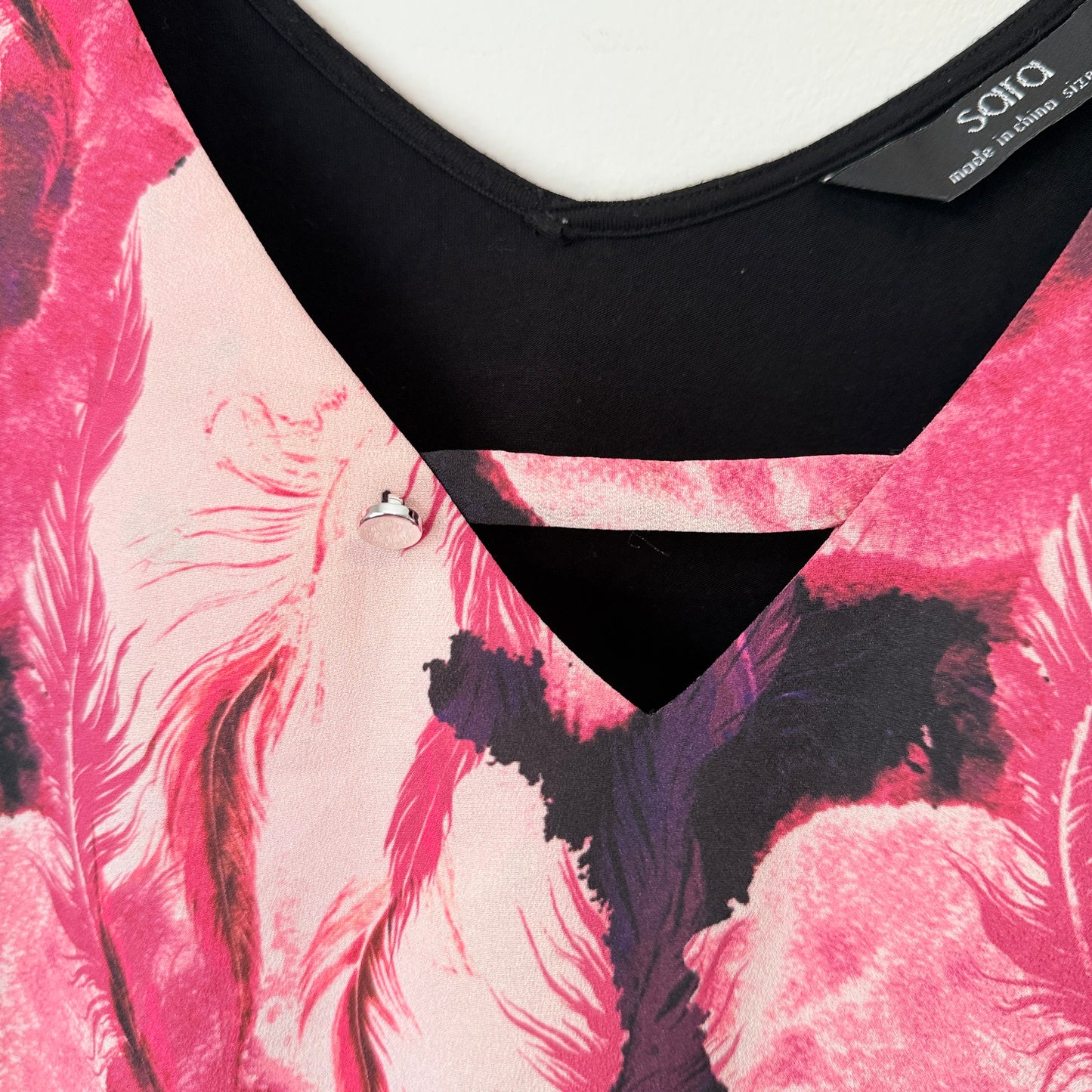 Sara Size 16 Abstract Pattern V-Neck Top