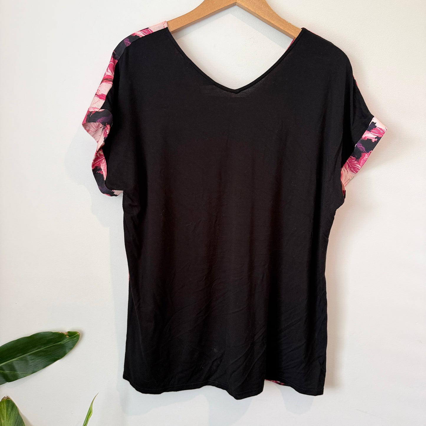 Sara Size 16 Abstract Pattern V-Neck Top