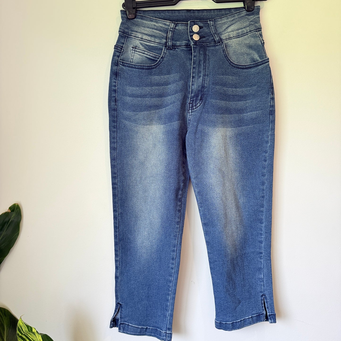 Size M High-Waisted Distressed Capri Jeans
