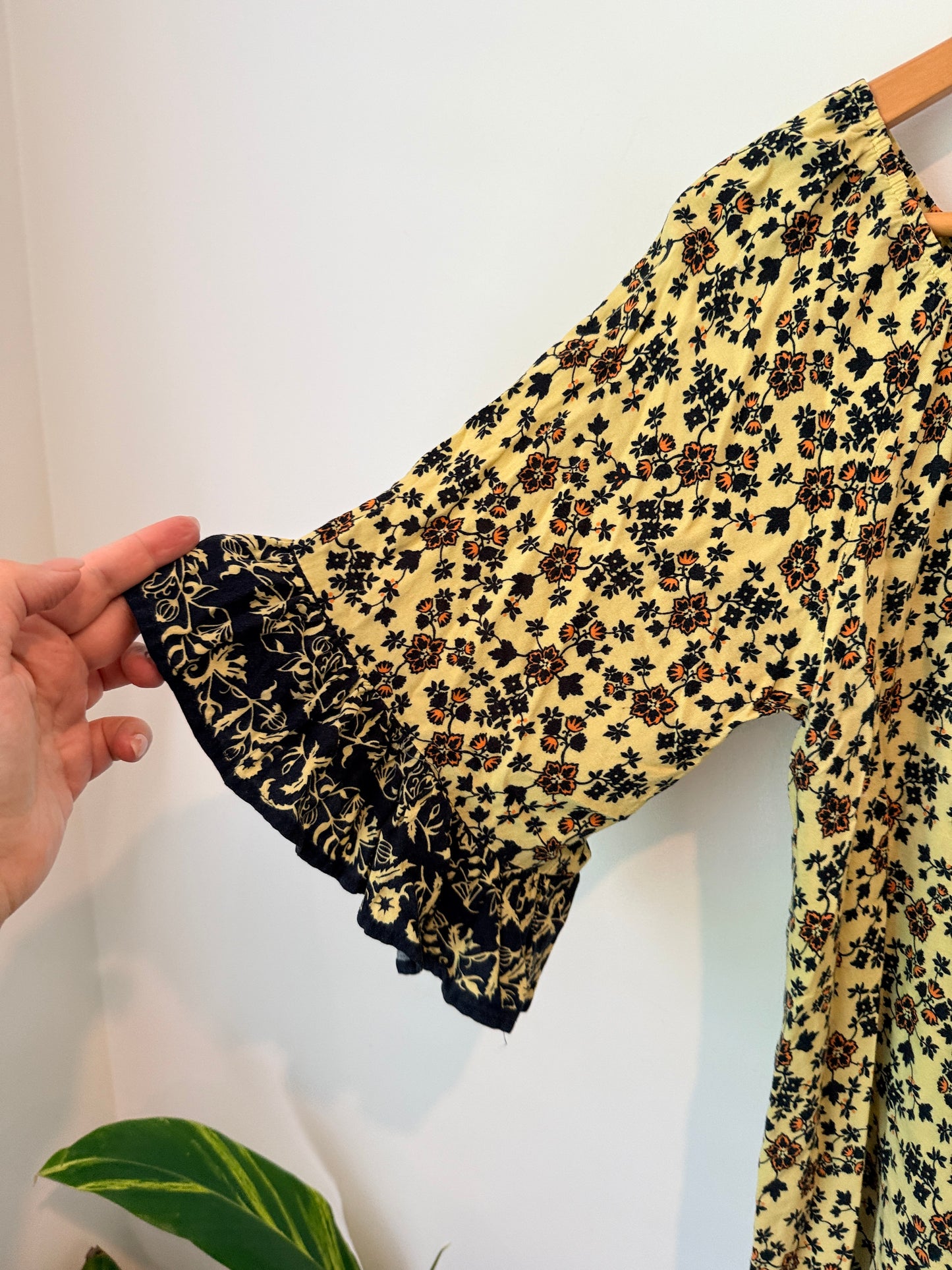 Emerge Size 8 Yellow Floral Print Mini Dress