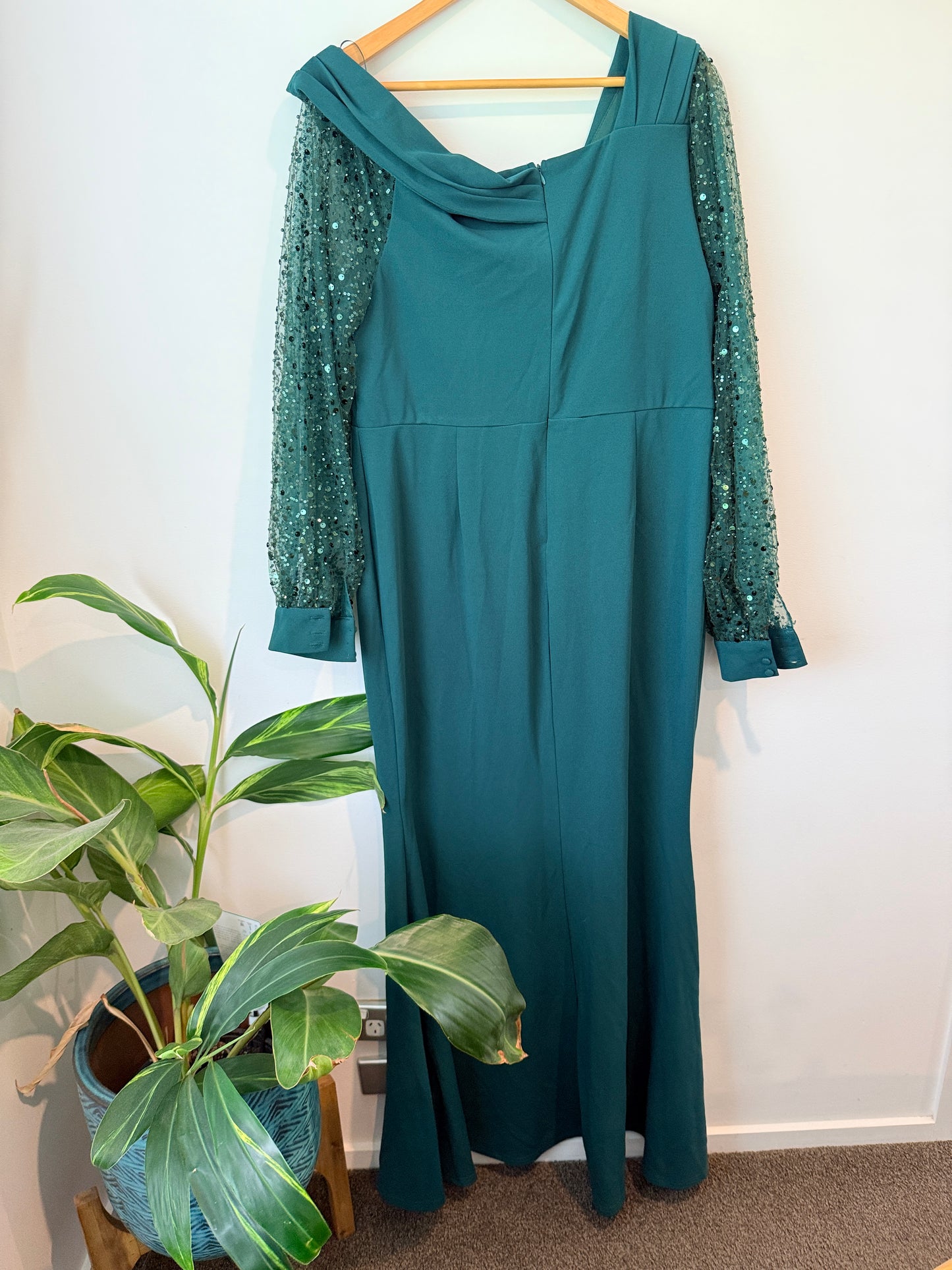 Faeriesty Size 2XL Sequin Long-Sleeve Evening Dress