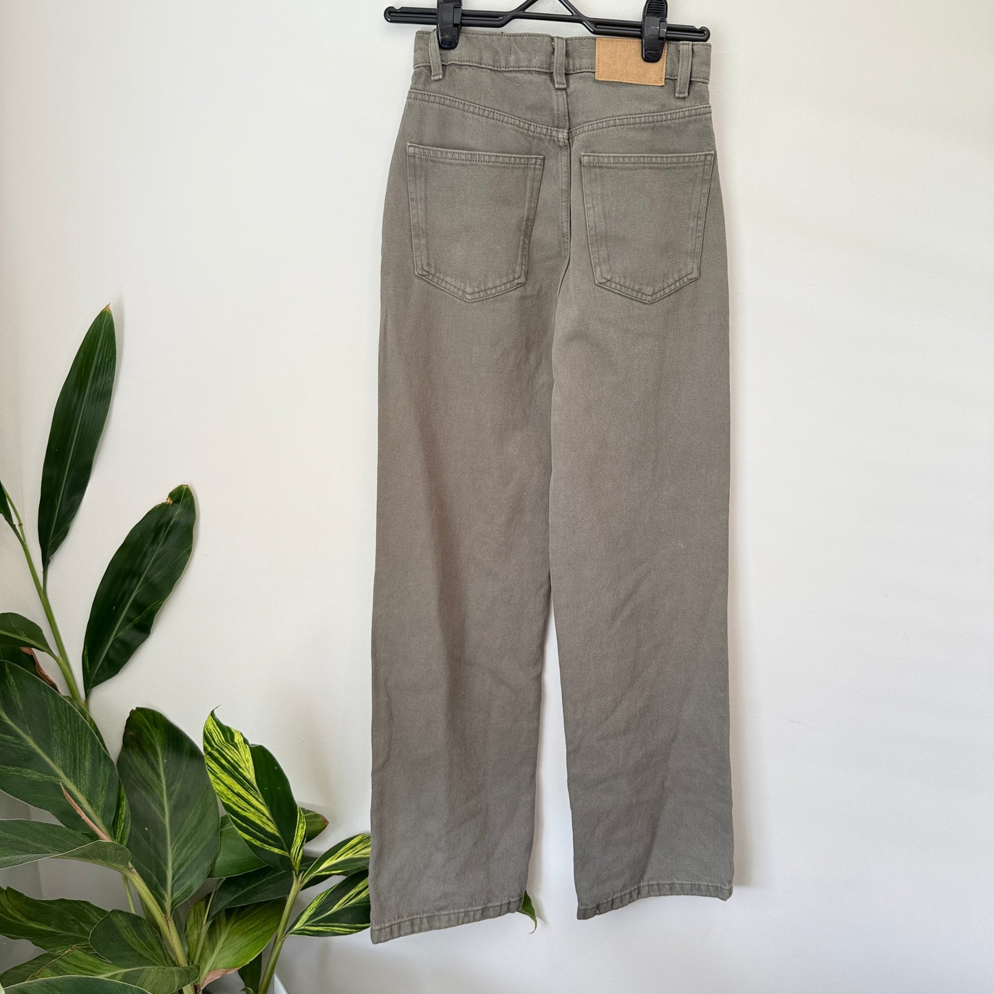 COTTON:ON Jeans Khaki/Olive Loose Straight - Size 6