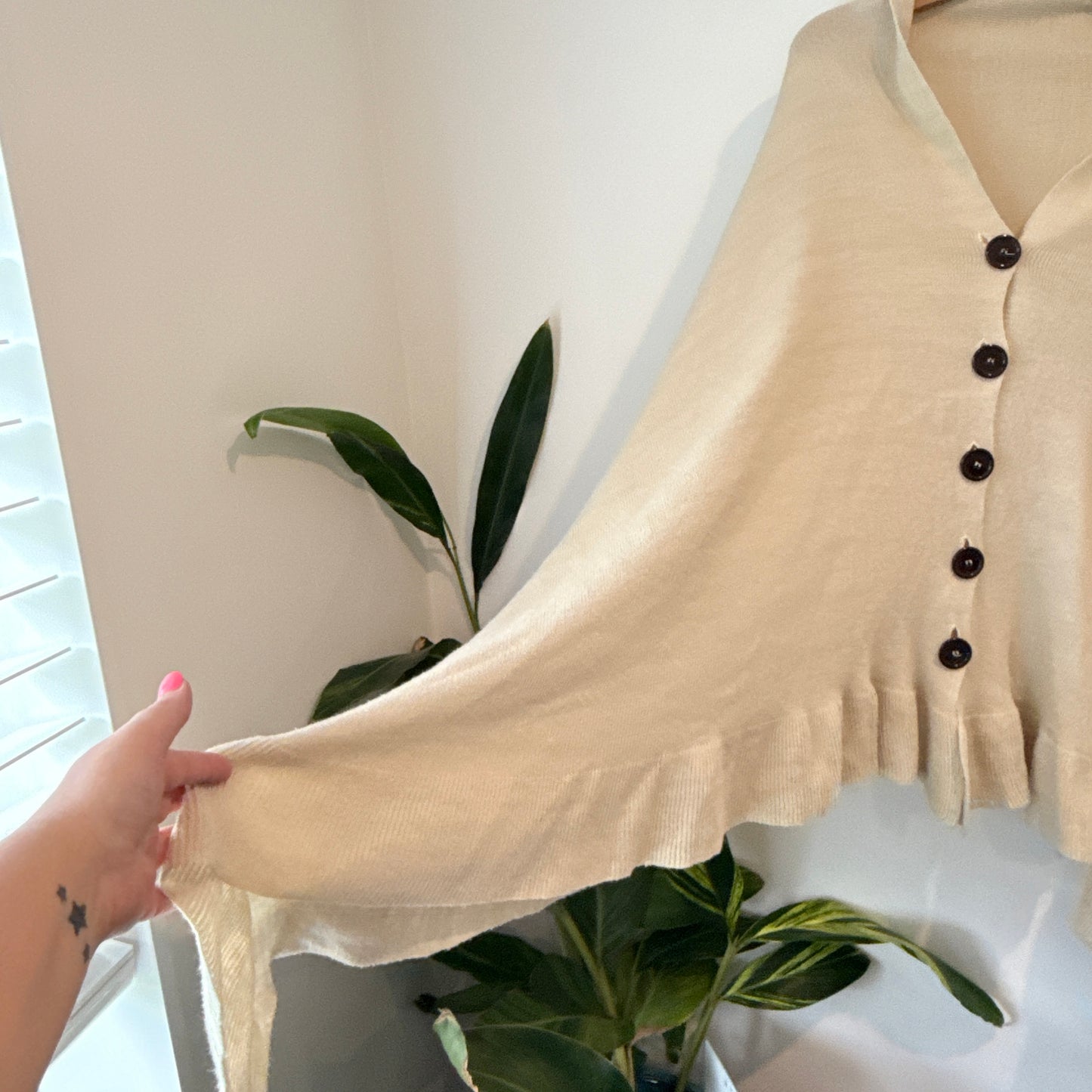 One Size Poncho Cream/Beige Knit Frill
