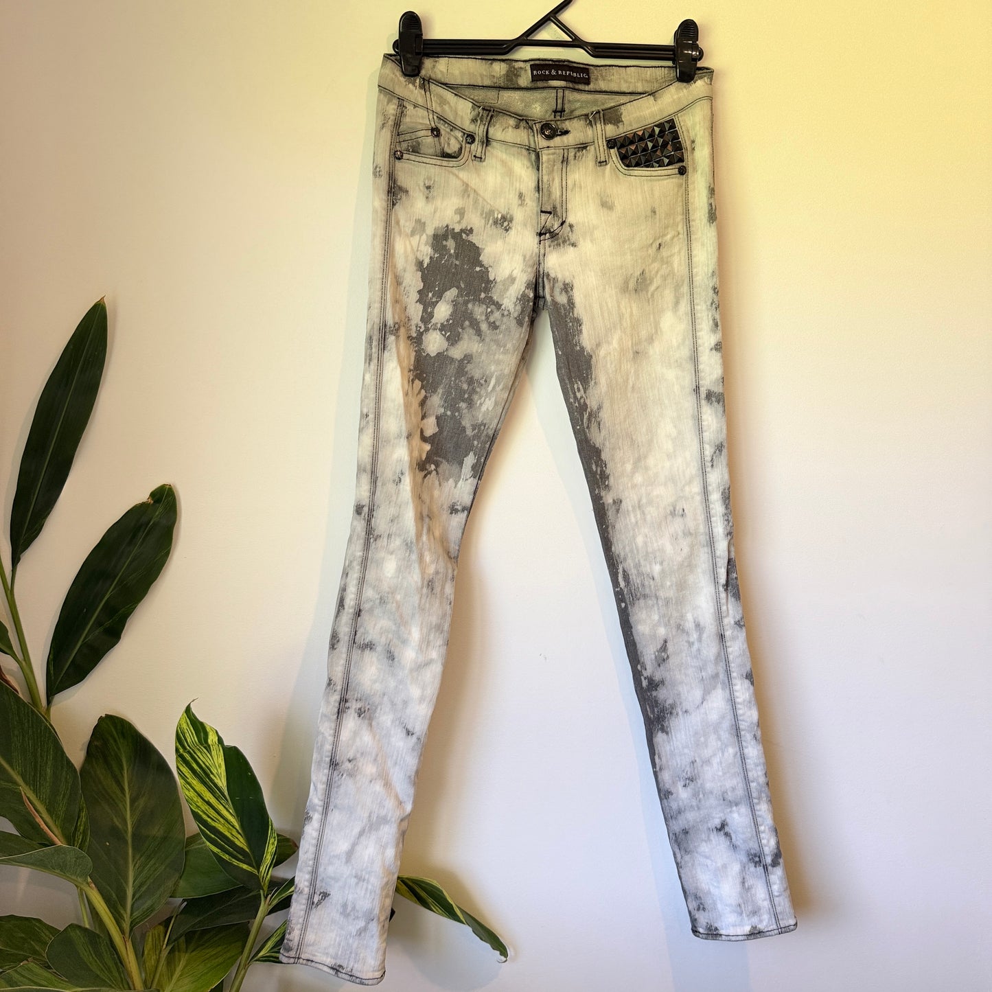 ROCK & REPUBLIC Skinny Jeans Bleach Wash - Size 28