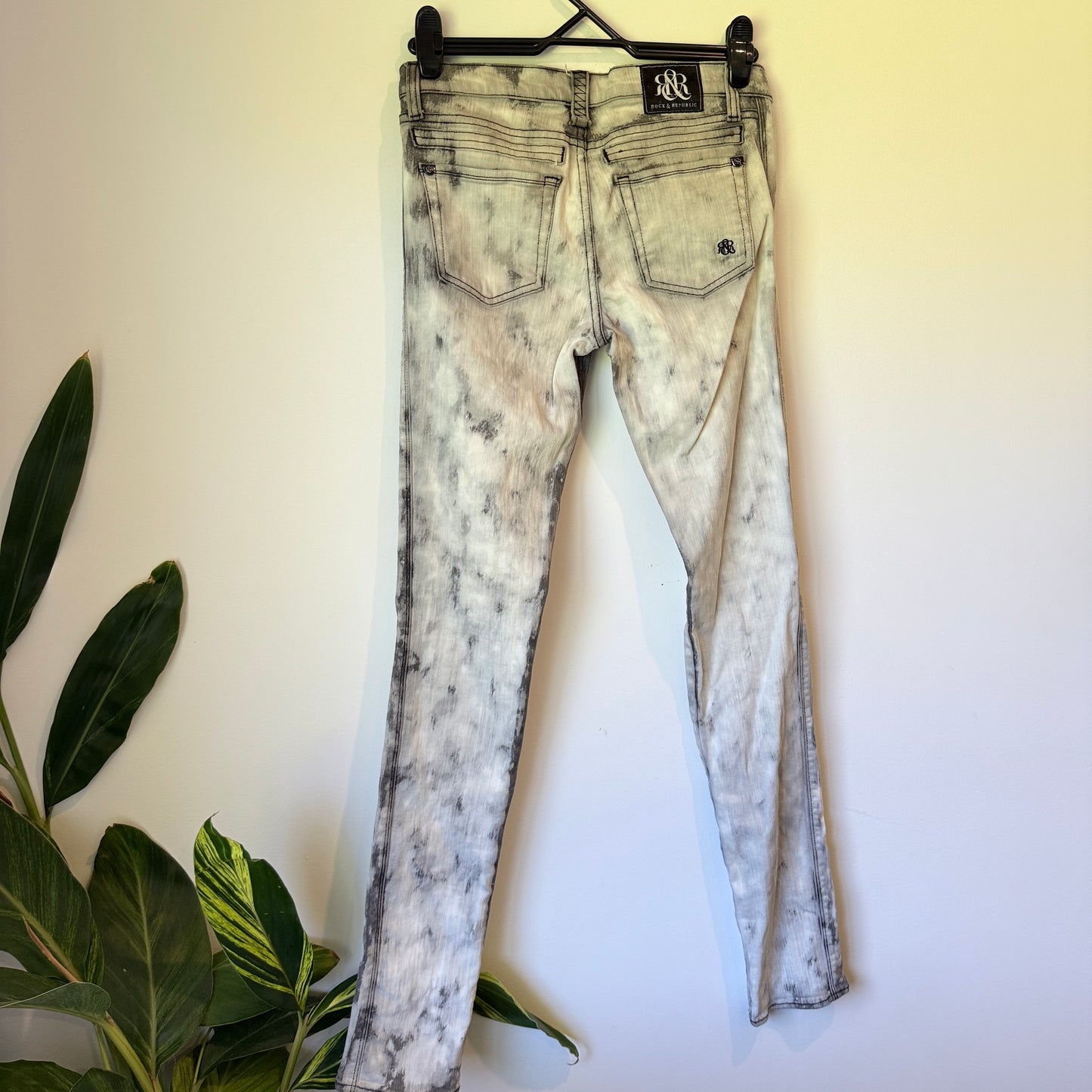 ROCK & REPUBLIC Skinny Jeans Bleach Wash - Size 28